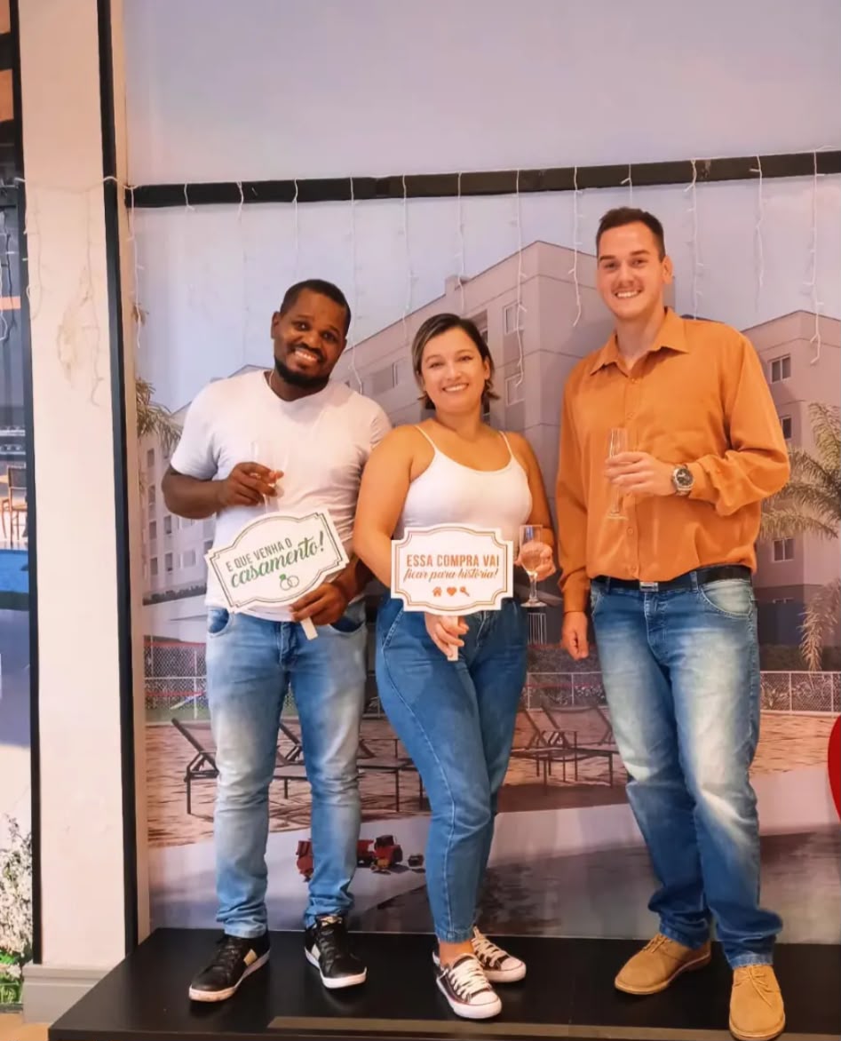 "E Que Venha O Casamento", Casal Fechando O Imóvel