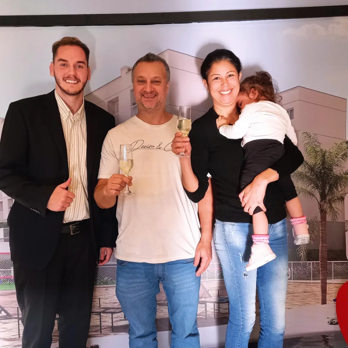 Família Comemorando A Conquista Do Apartamento
